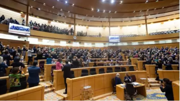 Varios diputados aplauden a representantes de los colectivos de personas con discapacidad que asisten al pleno como público en una sesión extraordinaria del Congreso, en el Palacio del Senado - Eduardo Parra - Europa Press